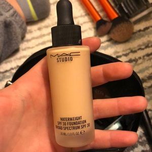 Mac Water weight liquid SPF 30 foundation
